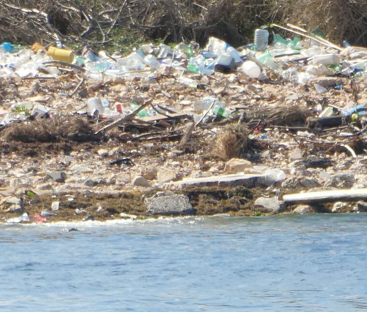 Plastikmüll am Strand von Havanna, Kuba - Foto © Gerhard Hofmann, Agentur Zukunft für Solarify