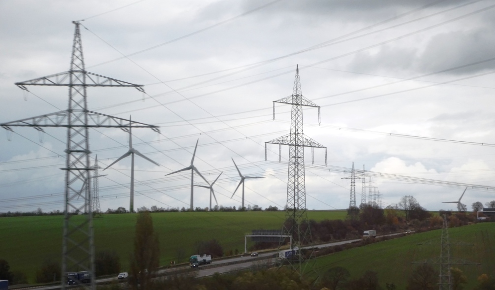 Strommasten, Windenergie und Autobahn im Thüringer Wald - Foto © Agentur Zukunft für Solarify