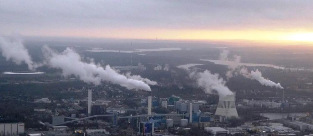 CO2-Ausstoß, Rauch und Wasserdampf im Nordwesten Berlins - Foto © Gerhard Hofmann, Agentur Zukunft für Solarify