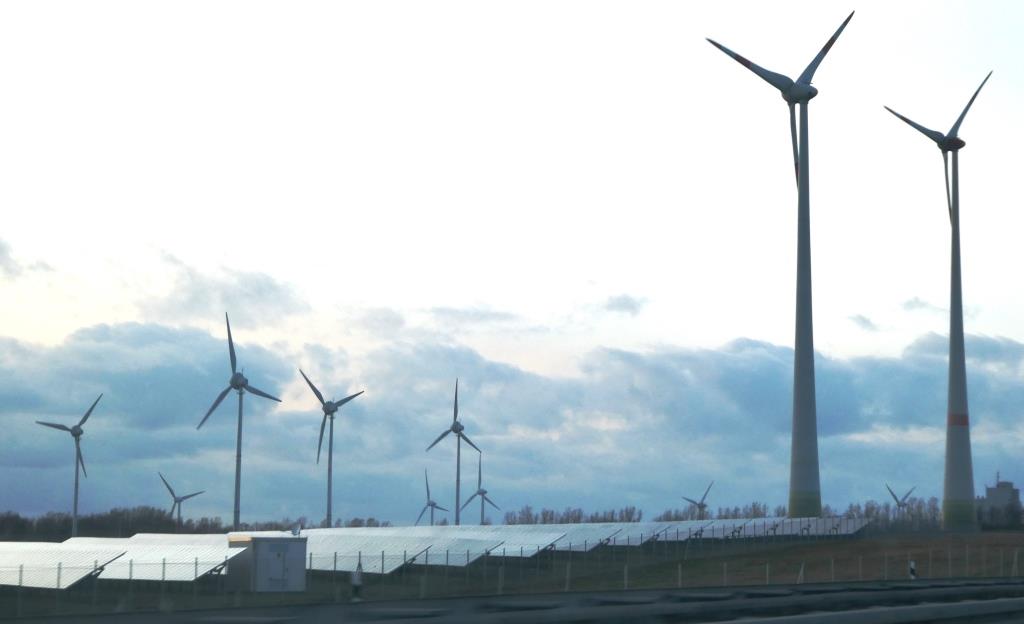 PV und Windgeneratoren bei Berge, Brandenburg - Foto © Gerhard Hofmann, Agentur Zukunft für Solarify