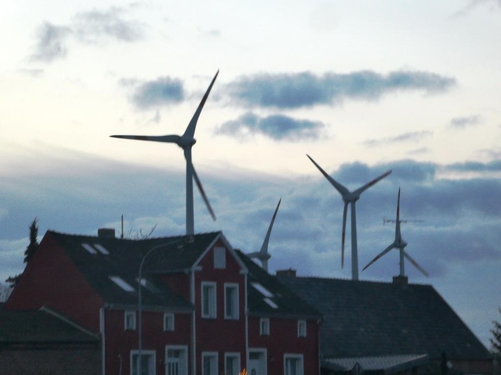 Windgeneratoren vor Wohnhäusern in Berge - Foto © Gerhard Hofmann, Agentur Zukunft für Solarify