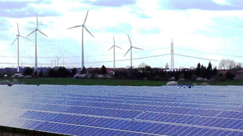 PV und Wind bei Bitterfeld - Foto © Gerhard Hofmann, Agentur Zukunft