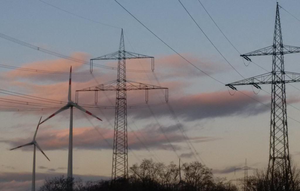 Strommasten und Windräder - Foto © Agentur Zukunft für Solarify