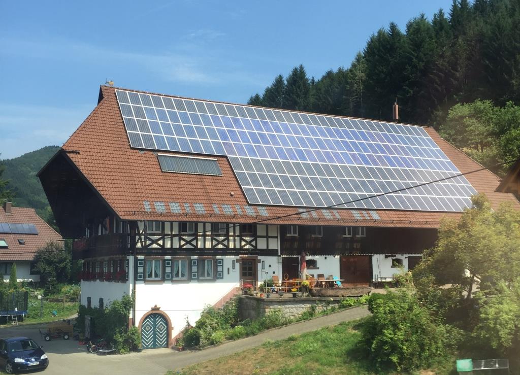 Schwarzwaldhaus mit PV-Dach - Foto © Gerhard Hofmann für Solarify