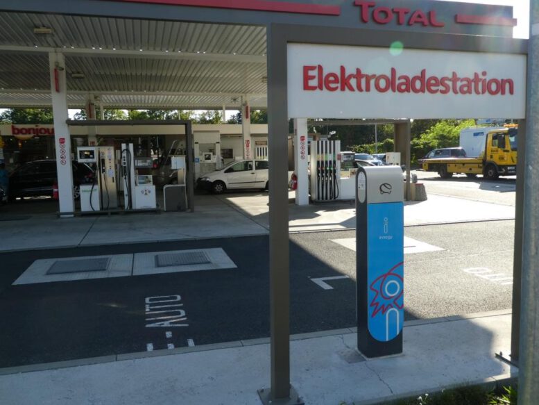 Knftig Pflicht: Schnellladepunkte an Tankstellen | SOLARIFY