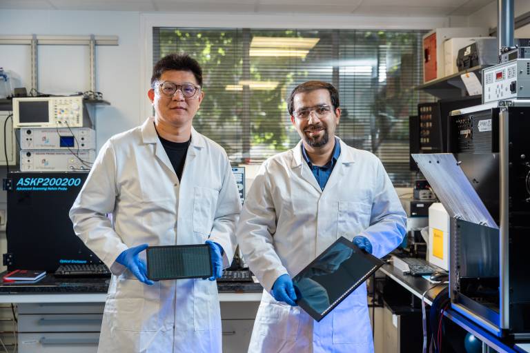Associate Professor Mojtaba Abdi-Jalebi und Doktorand Siming Huang mit ihren für Innenlicht optimierten Solarzellen. Bildnachweis: UCL James Tye