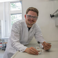Dr. Dennis Kollofrath hat am Institut für Anorganische Chemie ein Hydrogel entwickelt, das Mikroplastik in Gewässern bekämpft.