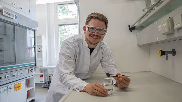 Dr. Dennis Kollofrath hat am Institut für Anorganische Chemie ein Hydrogel entwickelt, das Mikroplastik in Gewässern bekämpft. 