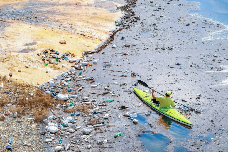 Foto von <a href="https://unsplash.com/de/@shamal7557?utm_content=creditCopyText&utm_medium=referral&utm_source=unsplash">Fayegh(Shamal) Shakibayi</a> auf <a href="https://unsplash.com/de/fotos/ein-mann-in-einem-gelben-kajak-auf-einem-mit-mull-gefullten-fluss-fU4xR8sRzZk?utm_content=creditCopyText&utm_medium=referral&utm_source=unsplash">Unsplash</a> 