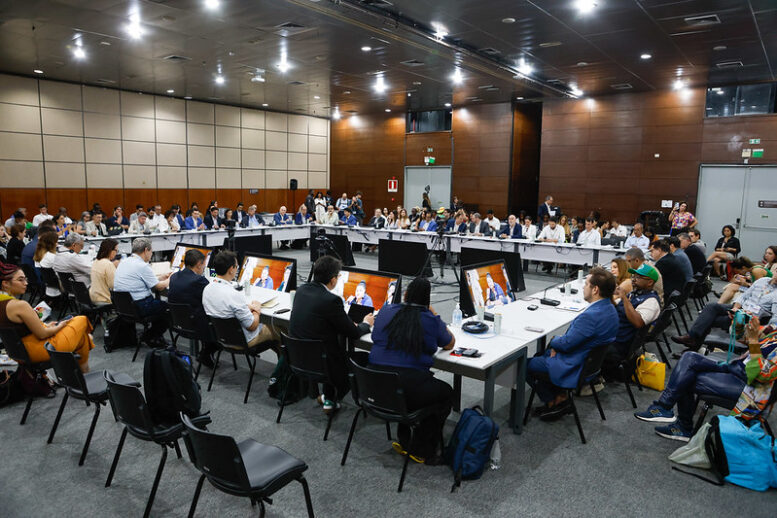 Participants during the High-level ministerial - waste management and circular economy. „<a href="https://www.flickr.com/photos/unfccc/54917454550" title="High-level ministerial-waste management and circular economy">High-level ministerial-waste management and circular economy</a>“ von <a href="https://www.flickr.com/photos/unfccc/">UNclimatechange</a>, <a href="https://creativecommons.org/licenses/by-nc-sa/4.0/deed.de" rel="license noopener noreferrer">CC BY-NC-SA 4.0</a>