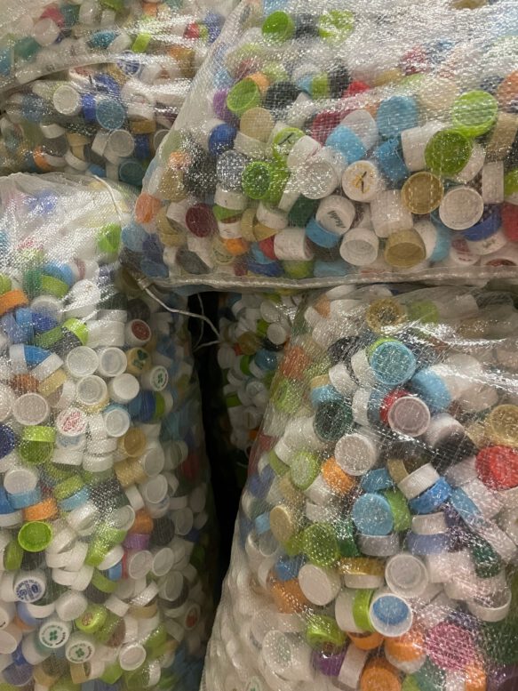 Foto di <a href="https://unsplash.com/it/@yato_?utm_source=unsplash&utm_medium=referral&utm_content=creditCopyText">Hiroki Yato</a> su <a href="https://unsplash.com/it/foto/le-borse-sono-piene-di-tappi-di-bottiglia-colorati-OoD7hZdwK1Q?utm_source=unsplash&utm_medium=referral&utm_content=creditCopyText">Unsplash</a> 