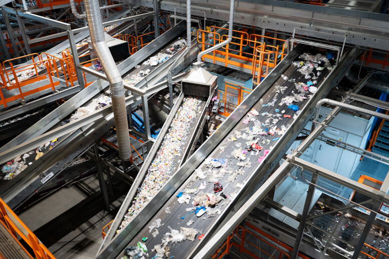 Kunststoffabfälle auf dem Förderband