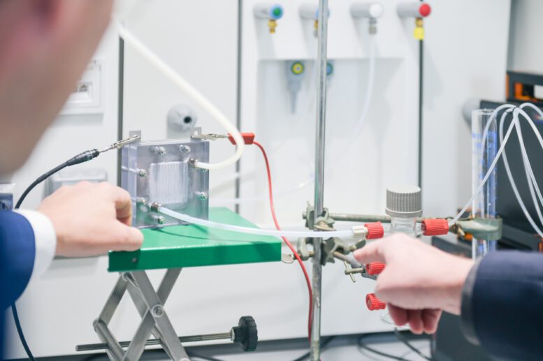 Wie kann Wasserstoff aus Ammoniak gewonnen werden? Daran forscht das Projekt „Ammonia2H2“ Bild: Universität Stuttgart / Max Kovalenko