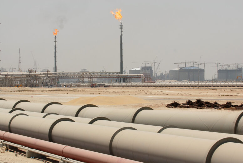 „<a href="https://www.flickr.com/photos/115938778@N06/12258658756" title="ras laffan industrial city (51)">ras laffan industrial city (51)</a>“ von <a href="https://www.flickr.com/photos/115938778@N06/">Stefano Campolo</a>, <a href="https://creativecommons.org/licenses/by-nc-sa/2.0/deed.de" rel="license noopener noreferrer">CC BY-NC-SA 2.0</a>