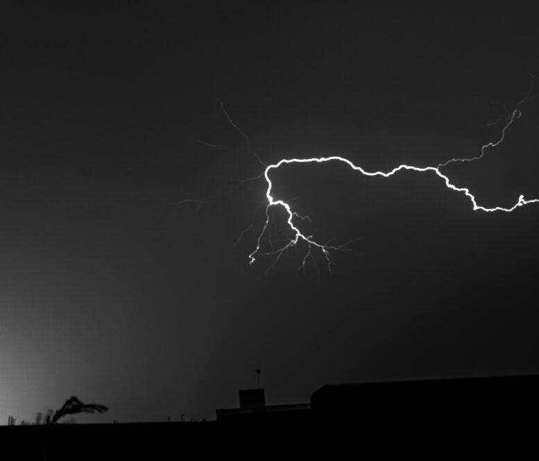 Foto von <a href="https://unsplash.com/de/@epsalva?utm_source=unsplash&utm_medium=referral&utm_content=creditCopyText">Eduardo Salvatierra</a> auf <a href="https://unsplash.com/de/fotos/blitze-schlagen-uber-einen-dunklen-himmel-uber-gebauden-K_XzOzEaX2c?utm_source=unsplash&utm_medium=referral&utm_content=creditCopyText">Unsplash</a>      