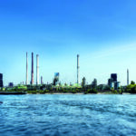 Mit Rheinblick: Hier am Standort Duisburg baut thyssenkrupp eine Anlage für emissionsarmen Stahl