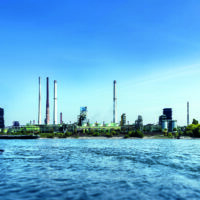 Mit Rheinblick: Hier am Standort Duisburg baut thyssenkrupp eine Anlage für emissionsarmen Stahl