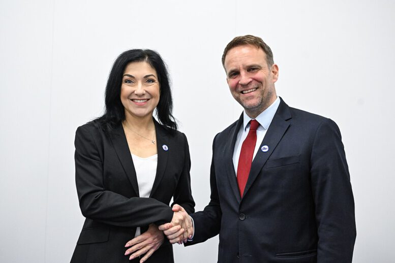 „<a href="https://www.flickr.com/photos/poland25eu/54516706484" title="Informal meeting of energy ministers">Informal meeting of energy ministers</a>“ von <a href="https://www.flickr.com/photos/poland25eu/">Polish presidency of the Council of the EU 2025</a>, <a href="https://creativecommons.org/publicdomain/mark/1.0/deed.de" rel="license noopener noreferrer">Public Domain Mark</a>