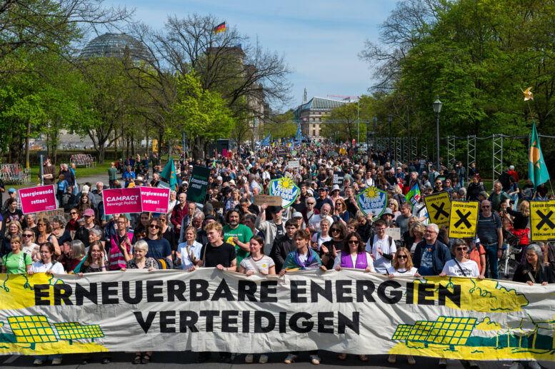  Demo „Erneuerbare Energien verteidigen" am 18. April 2026 in Berlin — im Hintergrund der Reichstag. Foto: Chris Grodotzki / Campact