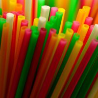 Sortiert, gepresst, unverkauft. Recyclinganlagen schließen, weil niemand verpflichtet ist, das aufbereitete Material abzunehmen.