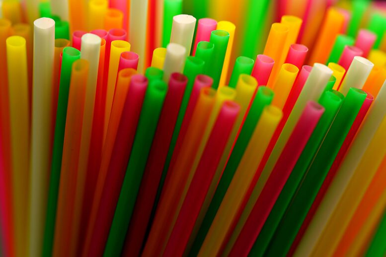 Sortiert, gepresst, unverkauft. Recyclinganlagen schließen, weil niemand verpflichtet ist, das aufbereitete Material abzunehmen. 