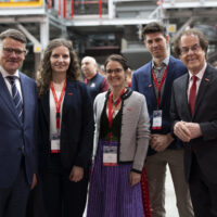 Hessens Ministerpräsident Boris Rhein (CDU) beglückwünscht das Team zur Eröffnung der neuen Batterierecyclinganlage in Ginsheim-Gustavsburg — einer der ersten in Europa, die Haushaltsbatterien per Röntgen mit über 99 Prozent Genauigkeit sortiert.