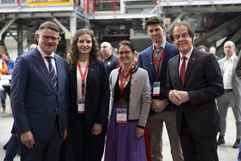 Hessens Ministerpräsident Boris Rhein (CDU) beglückwünscht das Team zur Eröffnung der neuen Batterierecyclinganlage in Ginsheim-Gustavsburg — einer der ersten in Europa, die Haushaltsbatterien per Röntgen mit über 99 Prozent Genauigkeit sortiert.