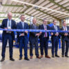 Banddurchschneidung in Pforzheim, 28. April 2026: HyProMag eröffnet die erste EU-Anlage, die Neodym-Magnete aus Schrott zu neuen Magneten ? verarbeitet — ohne Bergbau, ohne China, aber noch ohne Antwort auf die Frage, woher der Schrott für die nächste Ausbaustufe kommen soll.