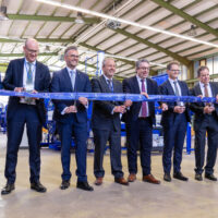 Banddurchschneidung in Pforzheim, 28. April 2026: HyProMag eröffnet die erste EU-Anlage, die Neodym-Magnete aus Schrott zu neuen Magneten ? verarbeitet — ohne Bergbau, ohne China, aber noch ohne Antwort auf die Frage, woher der Schrott für die nächste Ausbaustufe kommen soll.