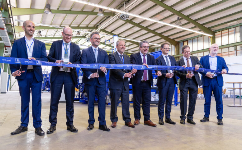 Banddurchschneidung in Pforzheim, 28. April 2026: HyProMag eröffnet die erste EU-Anlage, die Neodym-Magnete aus Schrott zu neuen Magneten ? verarbeitet — ohne Bergbau, ohne China, aber noch ohne Antwort auf die Frage, woher der Schrott für die nächste Ausbaustufe kommen soll.
