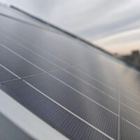 Umweltfreundlich gefertigte und hocheffiziente Perowskit-Solarmodule: Das Institut für Photovoltaik hat sie in Außentestständen erprobt. Bild: Universität Stuttgart/ipv/Weiwei Zuo