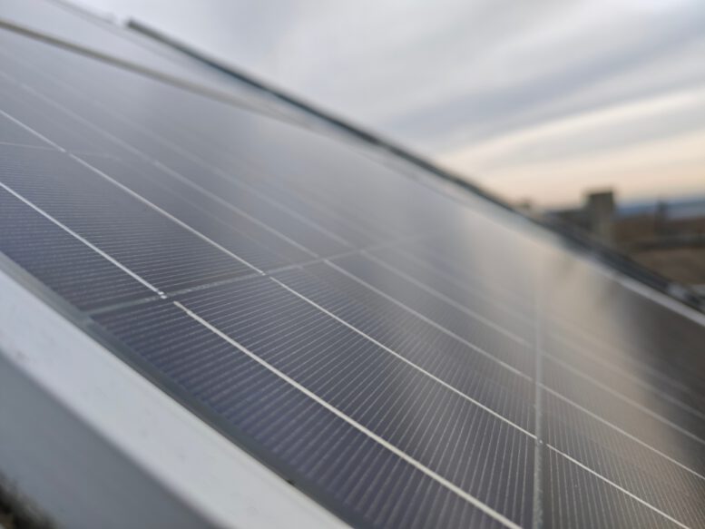 Umweltfreundlich gefertigte und hocheffiziente Perowskit-Solarmodule: Das Institut für Photovoltaik hat sie in Außentestständen erprobt.Bild: Universität Stuttgart/ipv/Weiwei Zuo