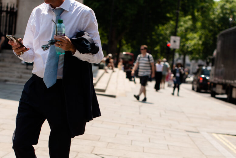 Arbeitsalltag bei Hitze in London: Hohe Temperaturen erschweren die Arbeit und belasten die Infrastruktur — und das wird teuer. Foto: Alastair Johnstone / Climate Visuals (CC BY-NC-ND 4.0)