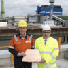(V.l.n.r.): Tim Kurth (Produktionsvorstand Aurubis) und Stefan Rouenhoff (Parlamentarischer Staatssekretär bei der Bundesministerin für Wirtschaft und Energie)
