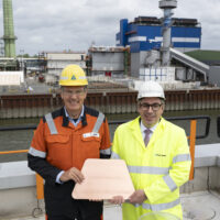 (V.l.n.r.): Tim Kurth (Produktionsvorstand Aurubis) und Stefan Rouenhoff (Parlamentarischer Staatssekretär bei der Bundesministerin für Wirtschaft und Energie)