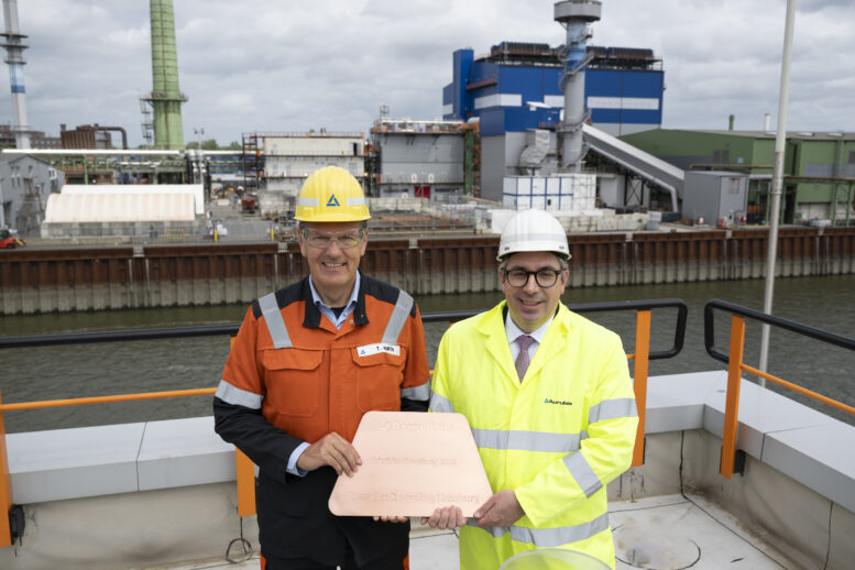 (V.l.n.r.): Tim Kurth (Produktionsvorstand Aurubis) und Stefan Rouenhoff (Parlamentarischer Staatssekretär bei der Bundesministerin für Wirtschaft und Energie)