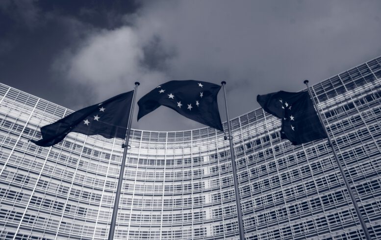 Foto von <a href="https://unsplash.com/de/@christianlue?utm_source=unsplash&utm_medium=referral&utm_content=creditCopyText">Christian Lue</a> auf <a href="https://unsplash.com/de/fotos/blaue-flagge-auf-mast-in-der-nahe-des-gebaudes-C241mbgtgys?utm_source=unsplash&utm_medium=referral&utm_content=creditCopyText">Unsplash</a>