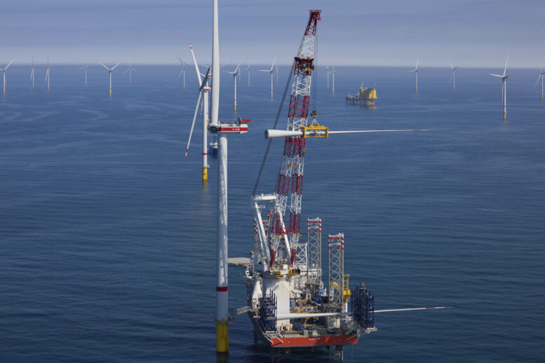 Installation of a wind turbine at the He Dreiht Offshore Wind Farm (Photo: EnBW / Photographer: Rolf Otzipka